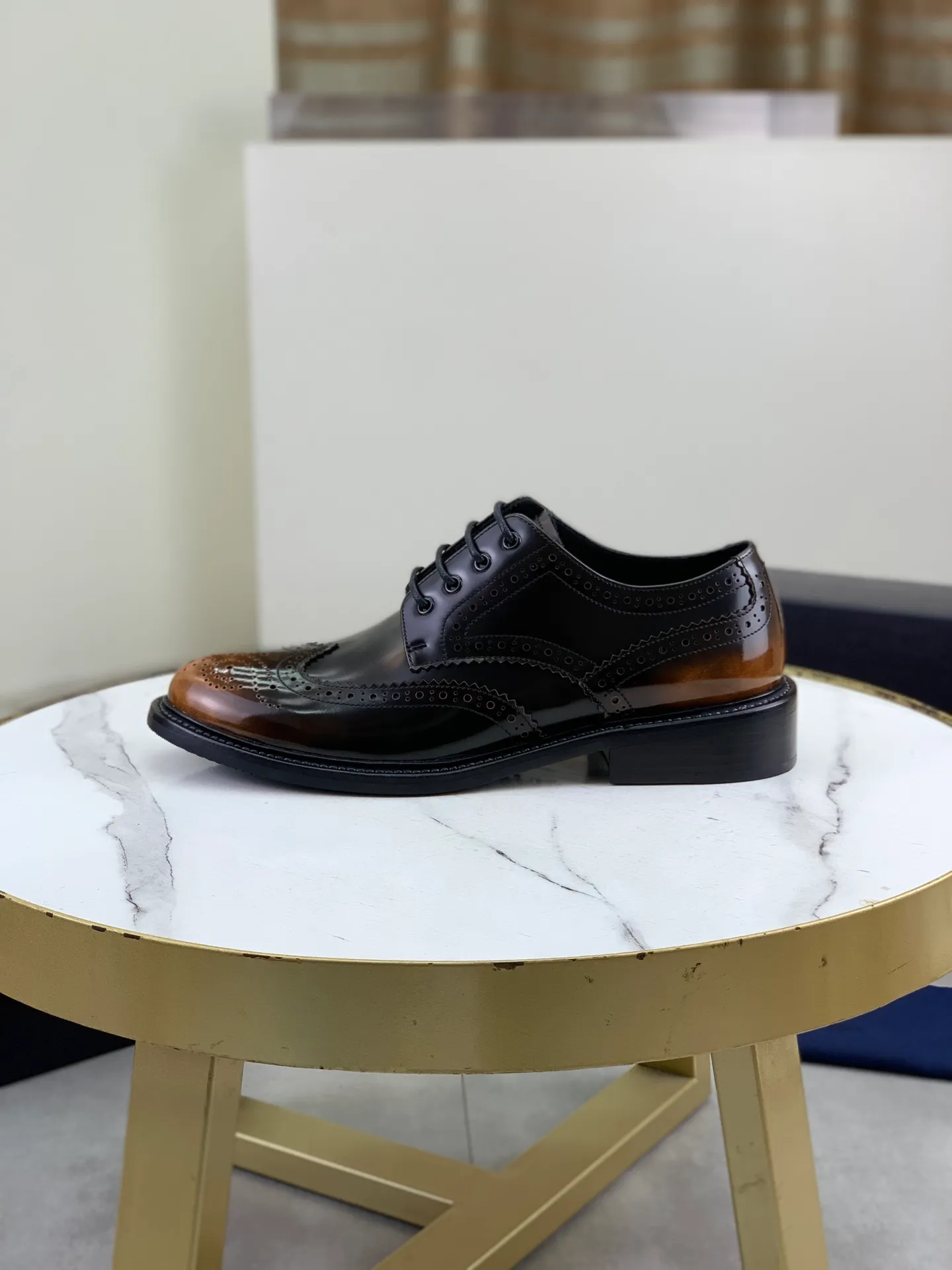 Factory price P980 💰 (genuine leather outsole series) original quality, top version 🔱 ＰＲＡＤＡPrada. Men's business casual leather shoes, top quality cow leather. 1:1 shipment⬆️Luxurious and noble👞All imported original color-changed cowhide, just to create a more comfortable wearing experience. Upper: Original comfortable selected high-end color-changed calfskin➕Top imported water-dyed full cow lining, original lightweight and comfortable high-grade genuine leather outsole✔️Code number: 39-44 (38 45 46 47 can be customized)